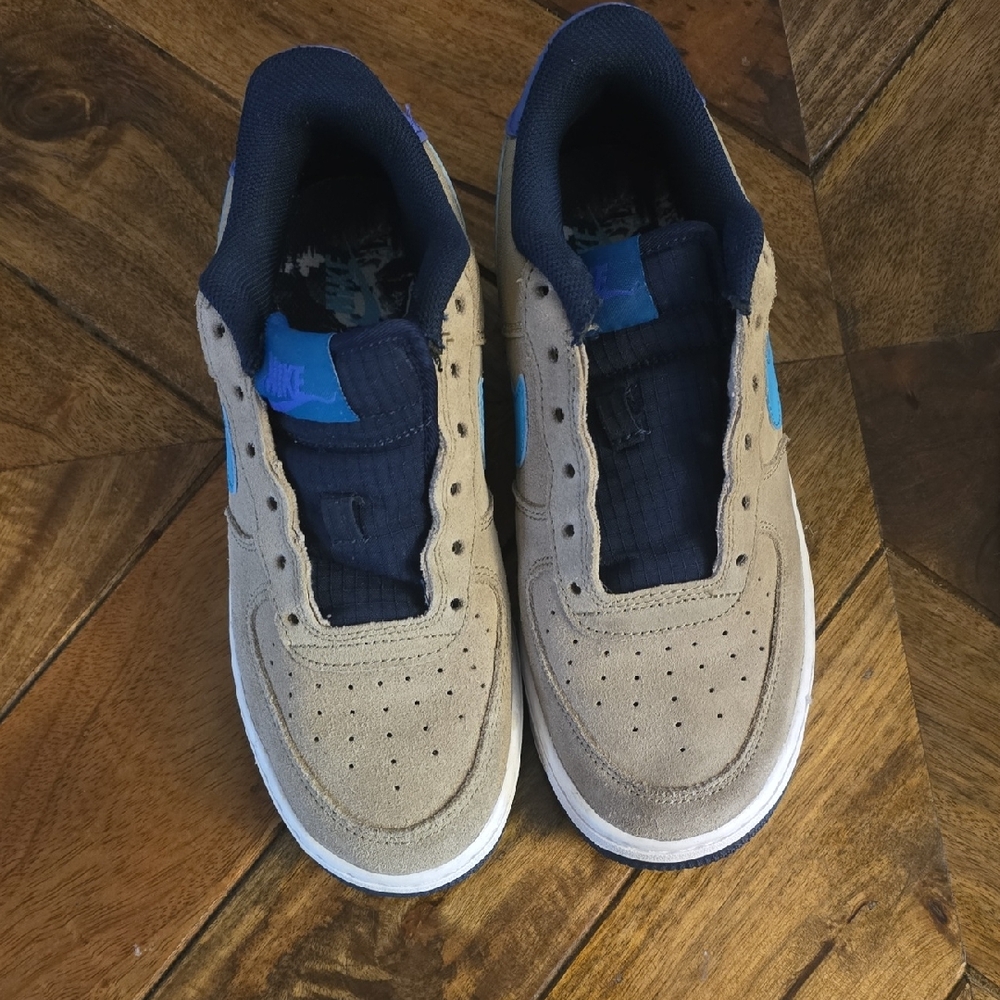 Nike Tan and Blue Sneakers Low-Top Classic Design